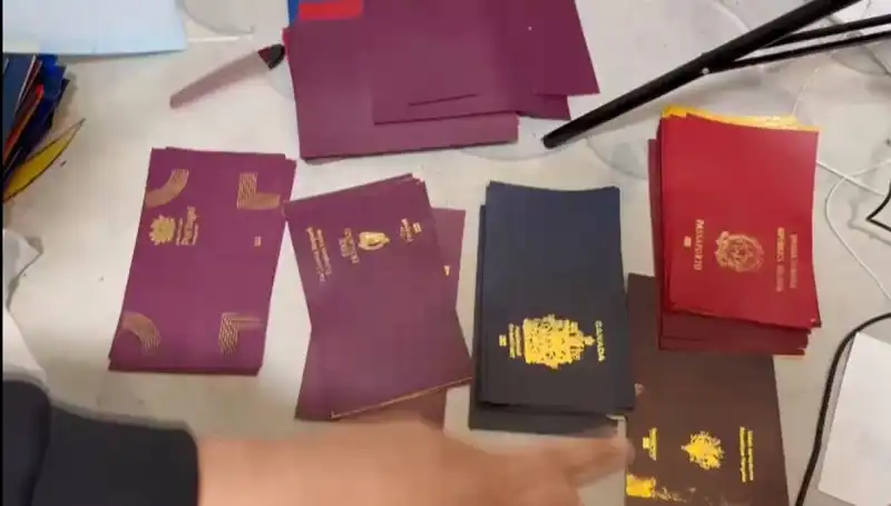 Sahte Pasaport, Vize ve Ehliyet Üreten Çeteye Operasyon!