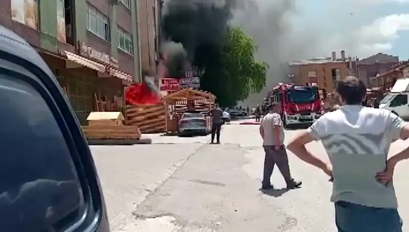 Ankara'da Patlayan Yangın: İş Yerleri Müşterilerin Gözleri Önünde Alev Alev Yandı