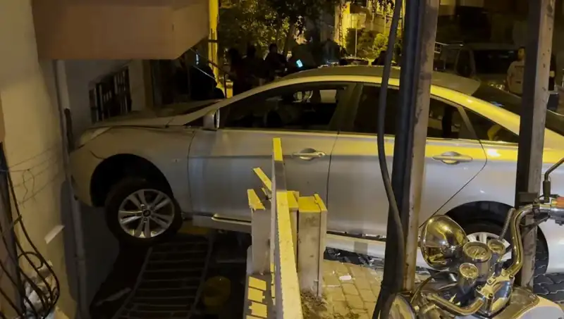 Fren Yerine Gaza Bastı, Apartmana Çarparak Korku Dolu Anlar Yaşattı