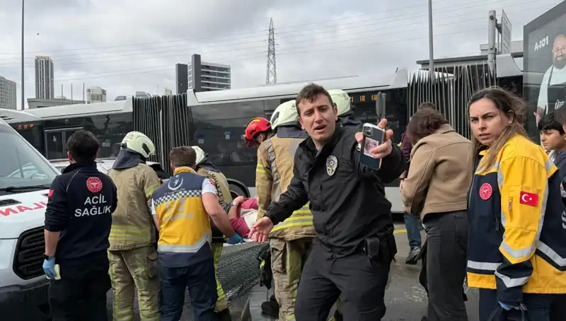 Metrobüs Kazası İstanbul'u Sarstı: Seferler Durduruldu, Hayat Kurtaran Anlar