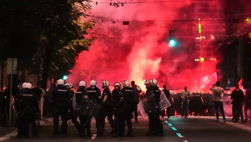 Sırbistan’da Halk Seçim İçin Sokaklarda: Gözaltılar ve Yoğun Protestolar