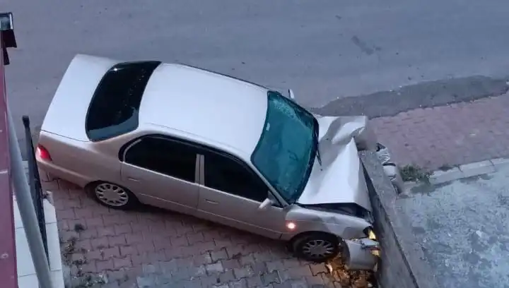 Kontrolü Kaybeden Araç Duvara Çarptı: Kaza Anı Kameralarda