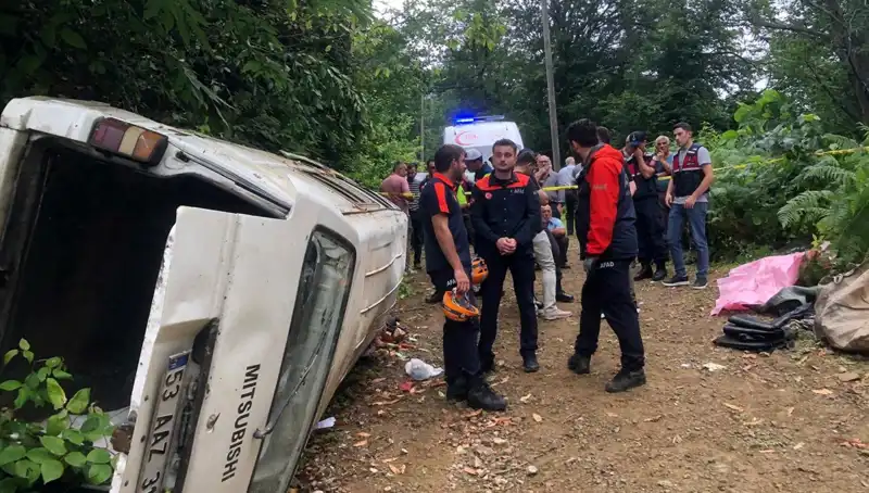Rize'de Minibüs Faciası: Yamaçtan Yuvarlandı, İki Can Gitti