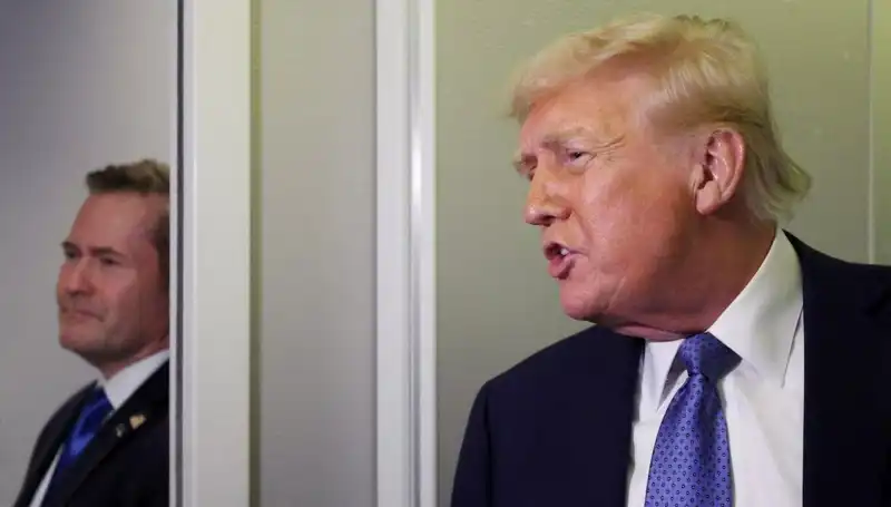 Trump’tan Şaşırtan Hamle: Mike Waltz Görevden Alındı, Sızıntılar Tartışma Yarattı!