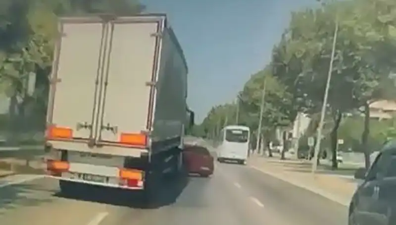 Bursa'da Grip Çarpışma: Tehlikeli Kör Nokta Kazası Detayları