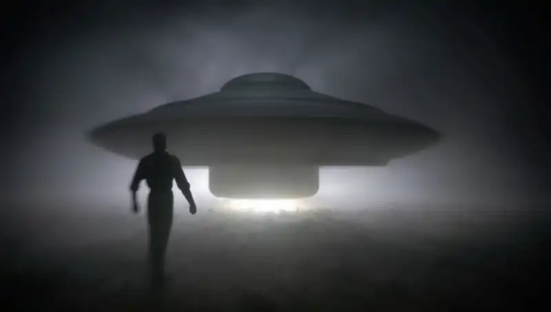 UFO Uzmanı: "Uzaylılar Masum İnsanları Hedef Alıyor!"