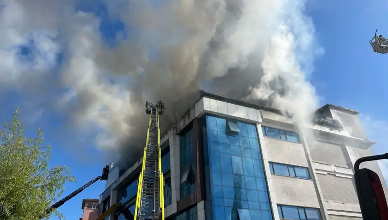 Esenyurt'ta Tekstil Atölyesinde Çıkan Yangın Paniğe Neden Oldu