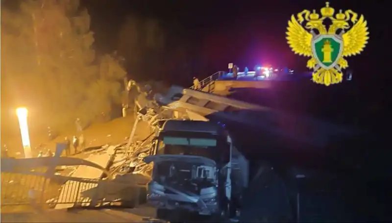 Rusya'da Feci Kaza: Tren Üzerine Çöken Köprüde Can Pazarısı
