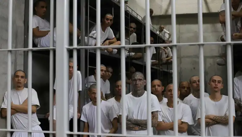 El Salvador'da Cehennemden Kaçan Göçmenler: ABD'nin Rolü Ortaya Çıkıyor