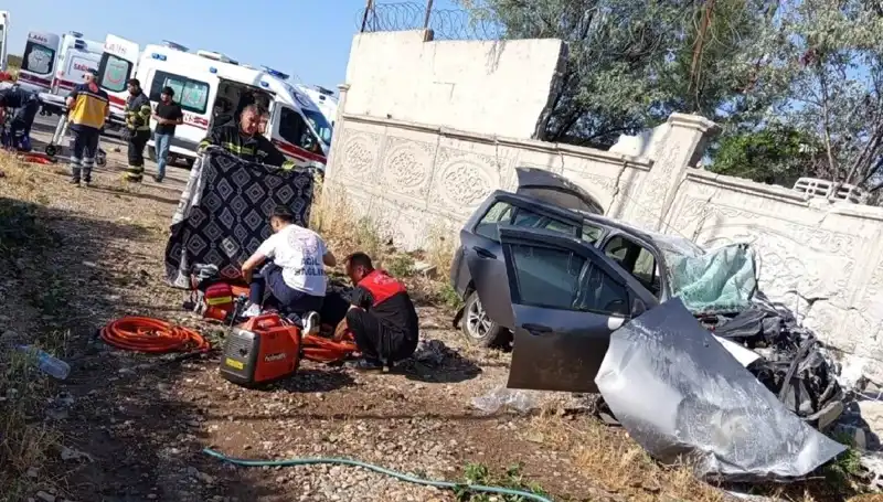 Lastik Patladı, İstinat Duvarına Çarptı: Bir Kişi Hayatını Kaybetti, Altı Yaralı