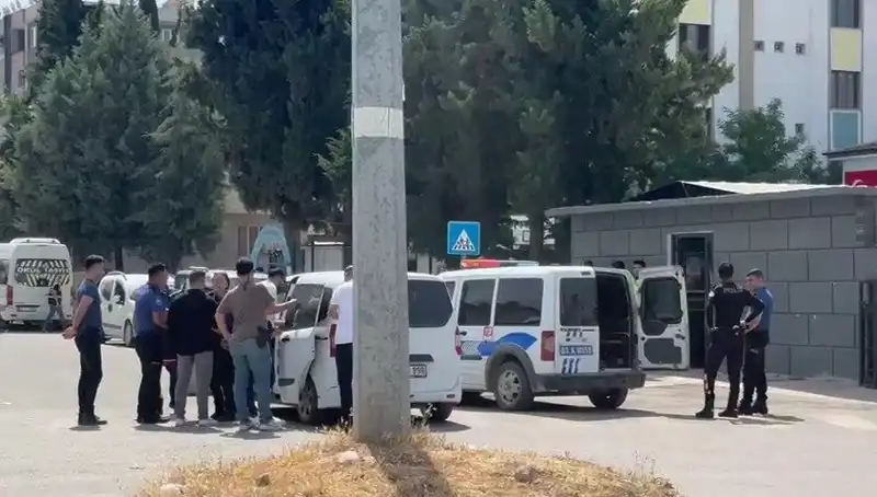 Adliye Önünde Tartışma Büyüdü: İki Aile Arasında Kavga, 5 Yaralı