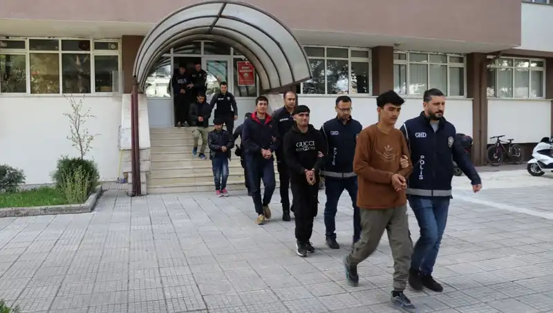 Düzensiz Göçmen Yakalamalarında İki İlde Sıcak Gelişme: 21 Kişi Yakalandı!