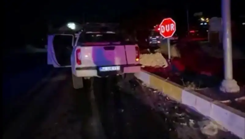 İzmir'de Kamyonet ile Hafif Ticari Araç Çarpıştı: Detaylar ve Yaralıların Durumu