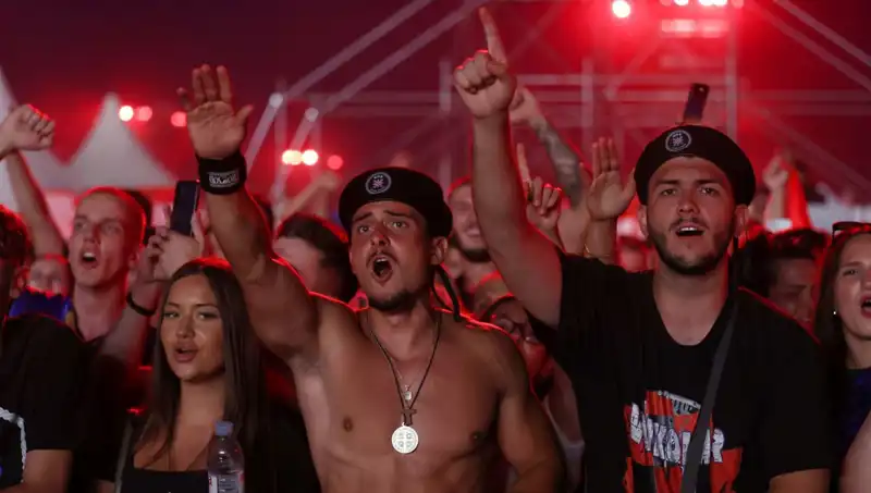Thompson Konserinde Şok Eden Nazi Selamı Skandalı!