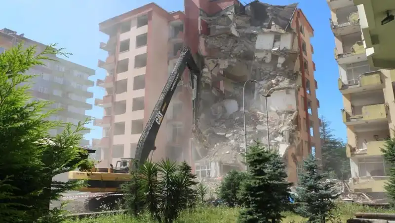 Dalgalar Deprem Kadar Yıkıcı: İki Bina Yıkım Süreci Başladı!