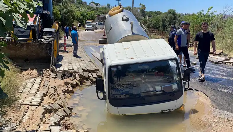 Bodrum'da Su Hattı Patladı, Tanker Derin Çukura Düştü!