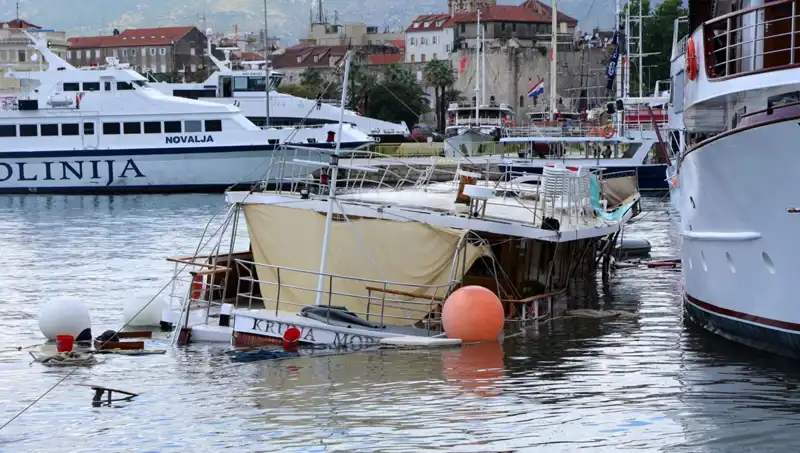 Hırvatistan'da Fırtına ve Yağış: Feribotun Çarptığı Gemi Battı