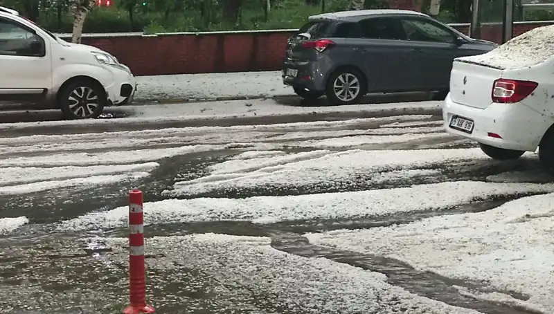 Ardahan’da Dolu Fırtınası: Şehir Beyaza Büründü, Hayat Durma Noktasında