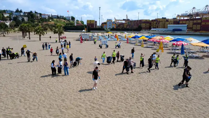 Plajlarda Temiz Bir Gelecek İçin Temizlik Kampanyası Düzenlendi