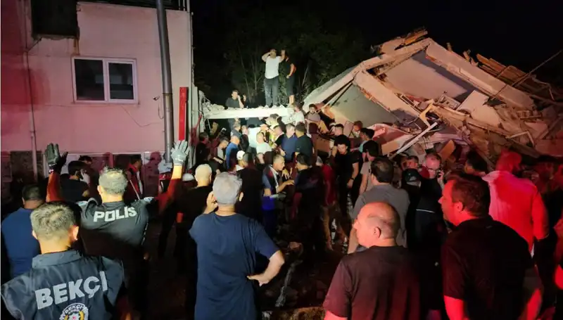 Balıkesir Sındırgı'da Deprem: Can Kaybı ve Çok Sayıda Yaralı Var