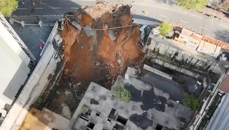 Sarıyer’de Aniden Çöken Yol: Trafik Akışı Durduruldu!
