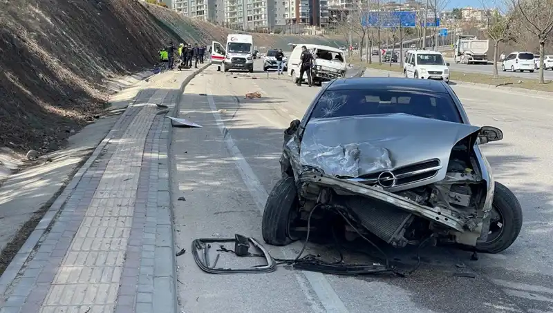 Otomobil Minibüse Çarptı: Tüyler Ürperten Kaza 1 Can Aldı, 3 Yaralı