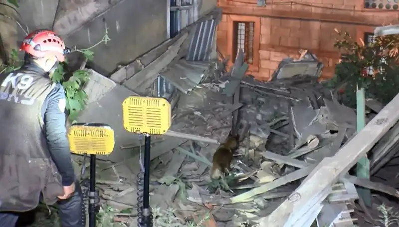 İstanbul’da Deprem Sonrası Çöken Bina Olayı: Ayrıntılar ve Kurtarma Çalışmaları