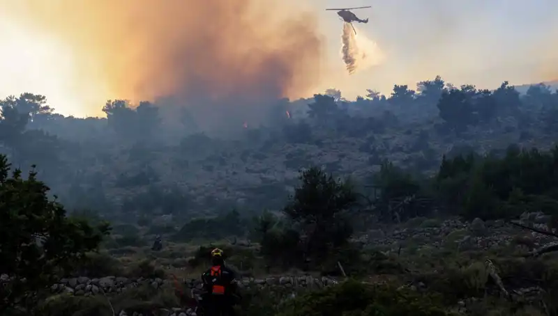 Eğriboz Adası’ndaki Orman Yangını: İki Köy Tehlike Altında, Tahliye Süreci Başladı