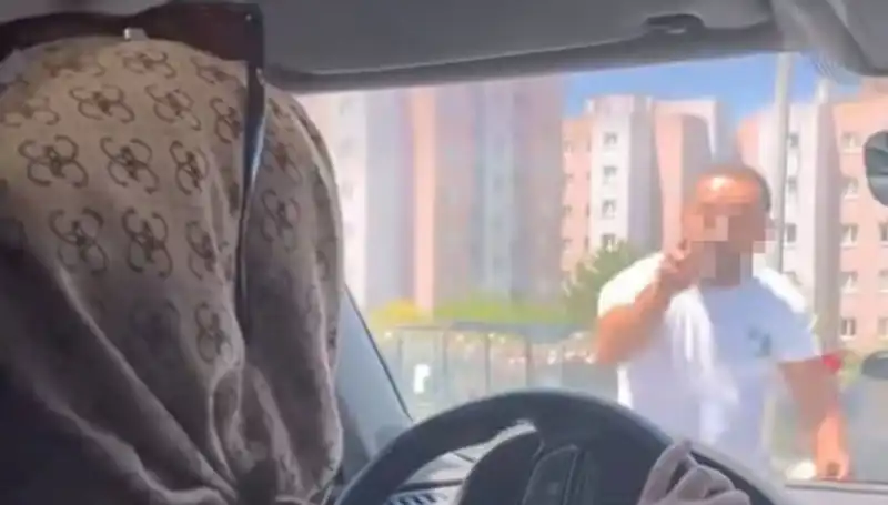 Aracının Önünü Kestikten Sonra Camları Yumrukladı: Trafikte Dehşet Anları!