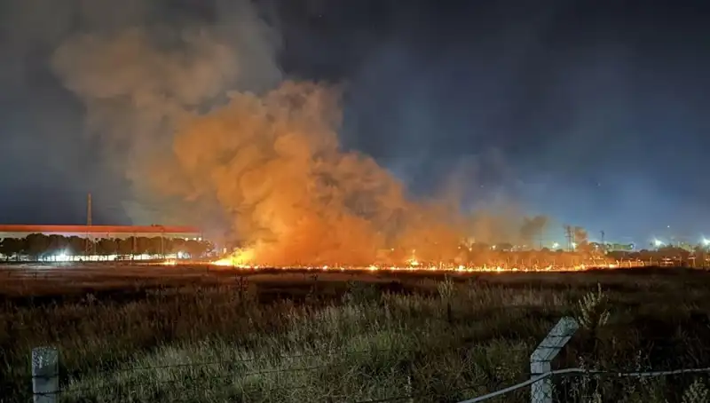 İzmir’de Gece Yarısı Yangın Alarmı: İki Araç Kullanılamaz Hale Geldi
