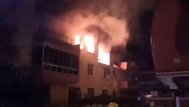 Konya'da Dört Katlı Binada Şiddetli Doğalgaz Patlaması: 12 Kişi Yaralandı