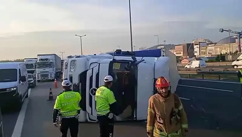 Pendik TEM Otoyolu'nda Devrilen TIR Trafiği Kilitledi: İstanbul Yönünde Yoğunluk Artıyor