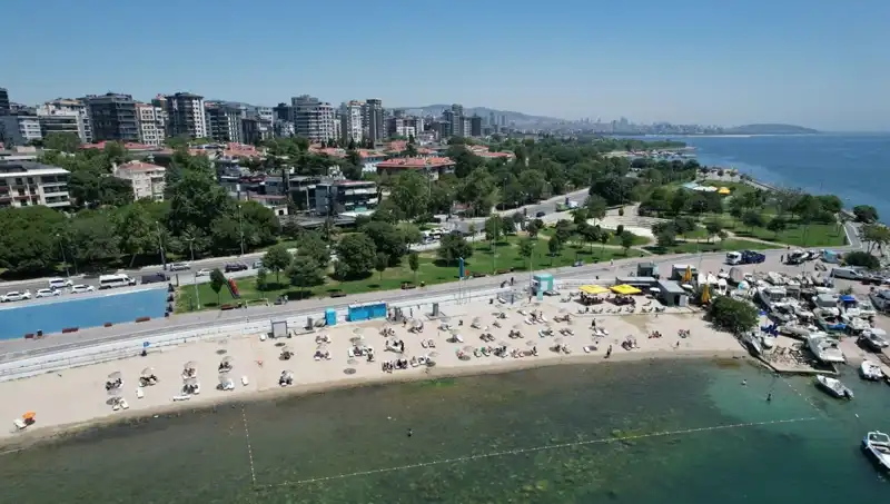 İstanbul’un Aşırı Sıcaklarında Caddebostan Sahili Kurtarıcı Oldu