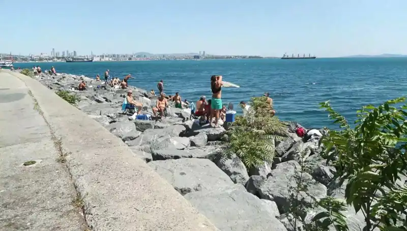 İstanbul’da Bahar Havası: İstanbullular Plajlara Akın Etti!