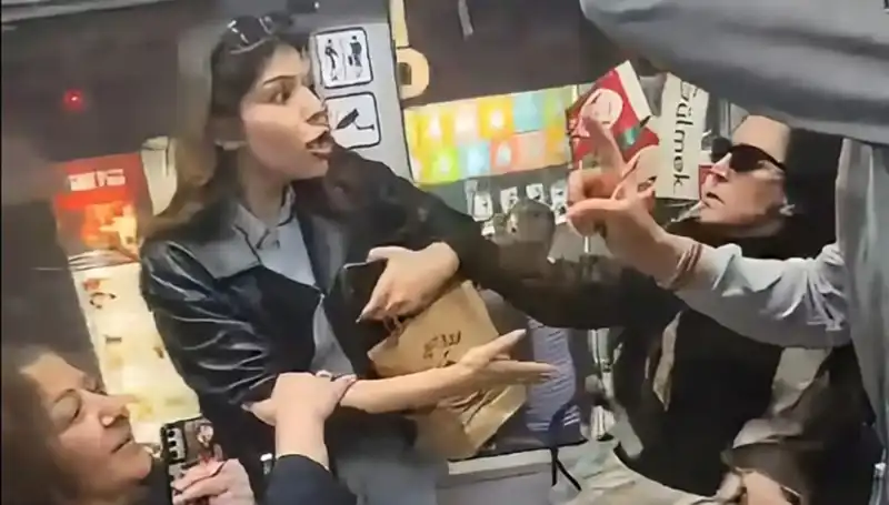 Tramvayda Kadınlar Arasında Tekmeli Kavga! O Anlar Kameralara Yansıdı