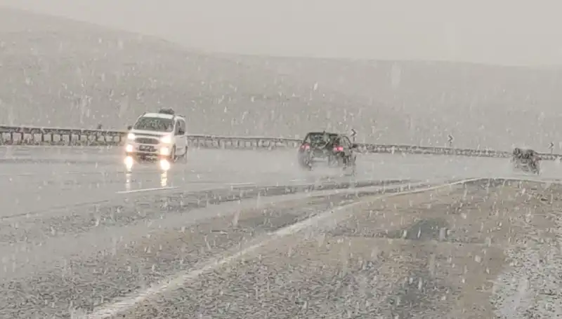 Bahar Gelmeden Nisan’da Yağan Kar, Doğayı Büyüledi!