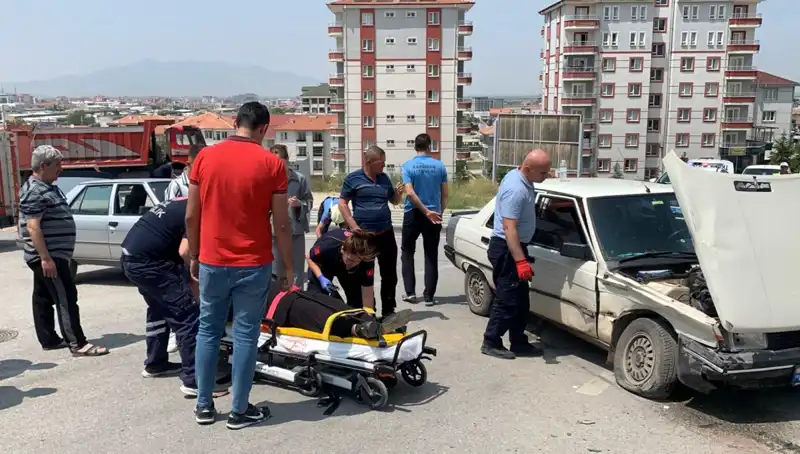 Kavşakta Meydana Gelen Kaza İki Kişiyi Yaraladı, İncelemeler Devam Ediyor