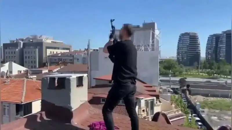 İstanbul'da Şoke Eden Operasyon: Çatıya Kaçanlar ve Bacadan Çıkan AK-47